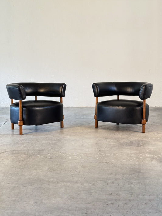 Pair of Contemporary Lounge Chairs in Fine Black Leather and Ashwood by FORME Chairs