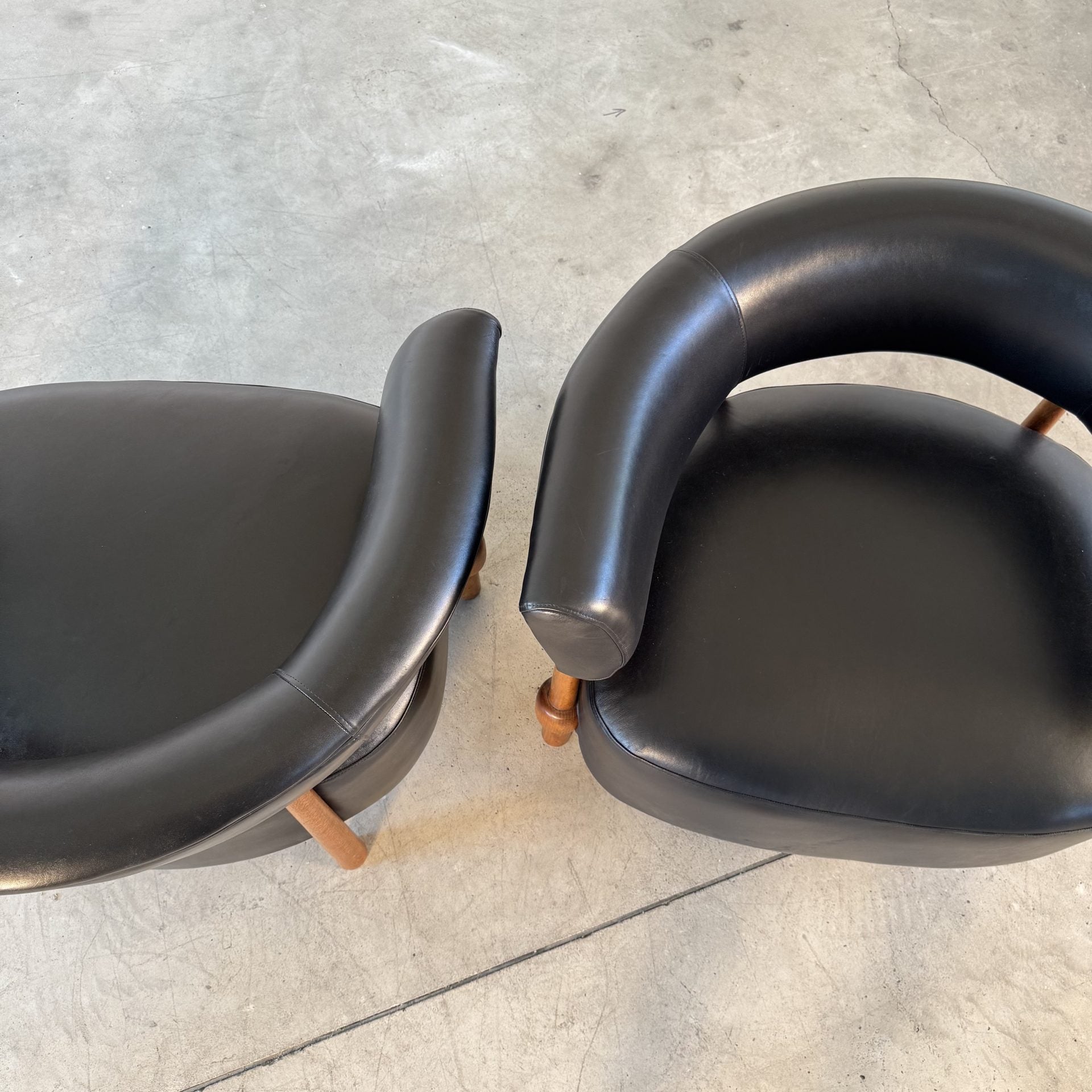 Pair of Contemporary Lounge Chairs in Fine Black Leather and Ashwood by FORME Chairs