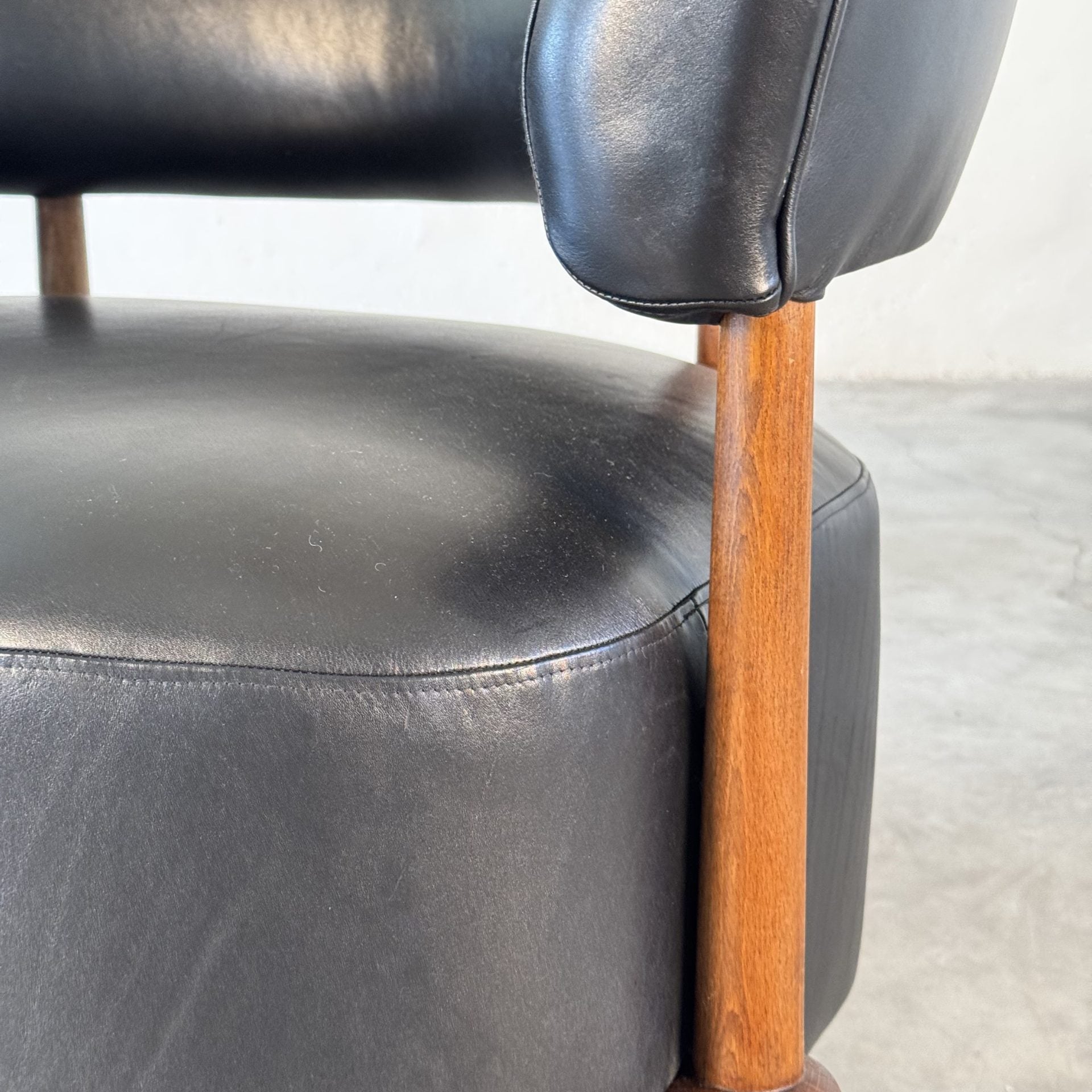 Pair of Contemporary Lounge Chairs in Fine Black Leather and Ashwood by FORME Chairs