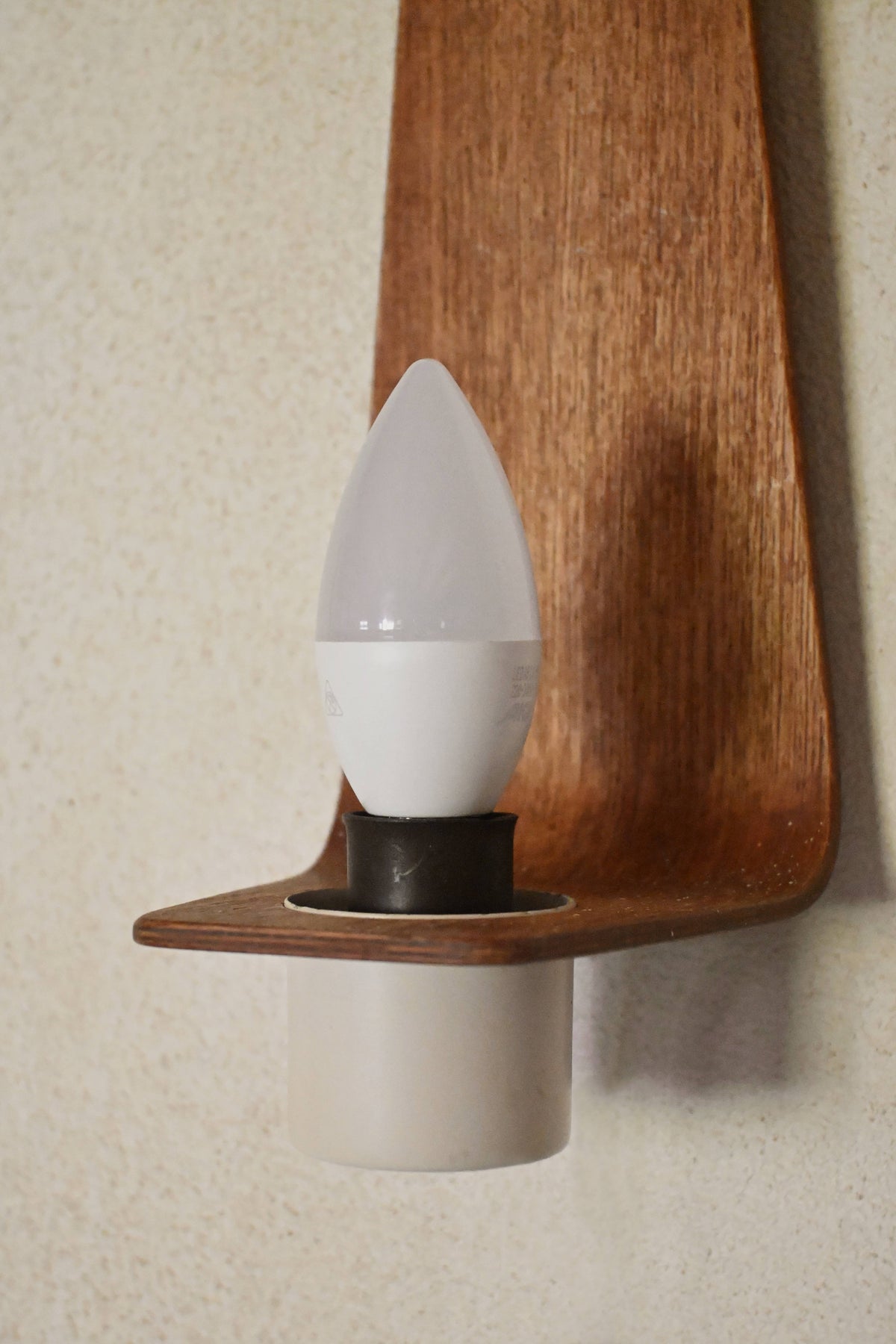 "Pinetti" wood and frosted glass sconce, detail of the socket and bulb above the glass cup