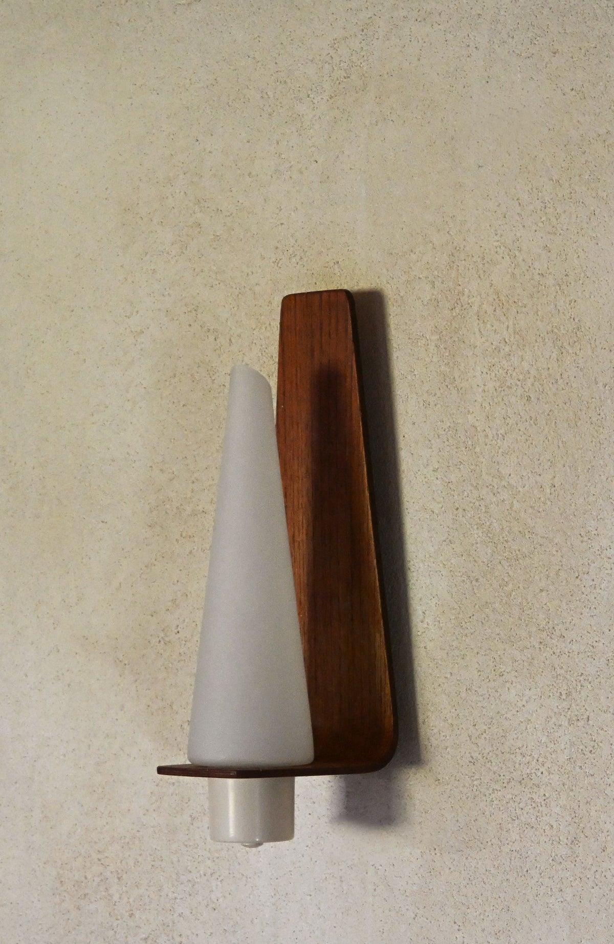 "Pinetti" wood and frosted glass sconce, a single sconce with its glass shade, seen face on