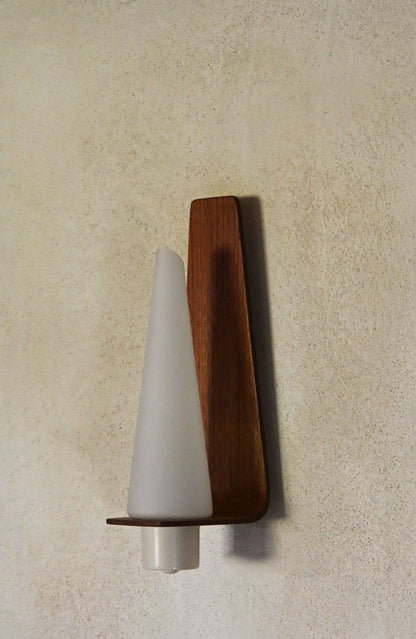"Pinetti" wood and frosted glass sconce, a single sconce with its glass shade, seen face on