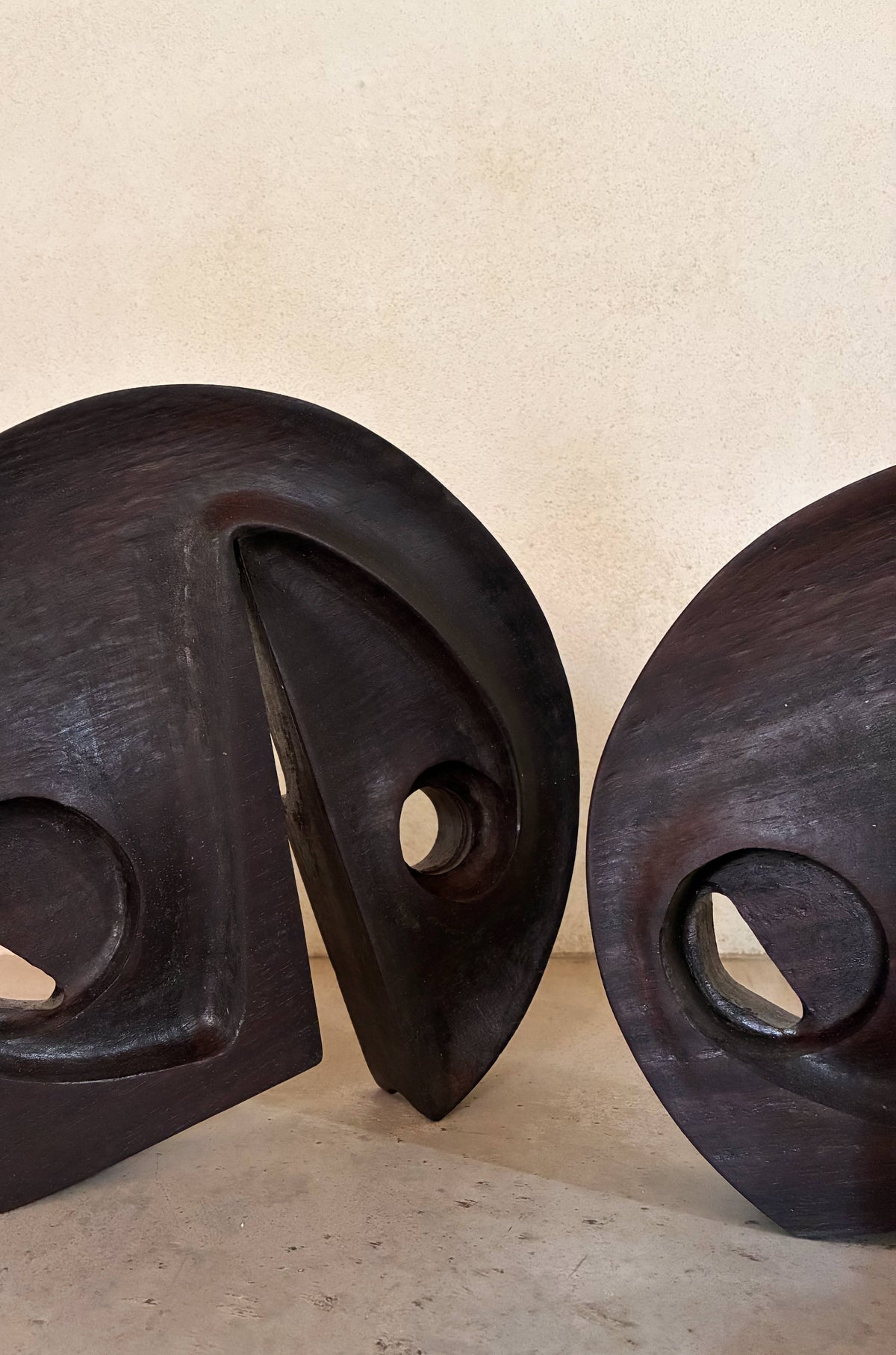 Gianni Pinna carved padouk wood sculpture, close view of the carved edges