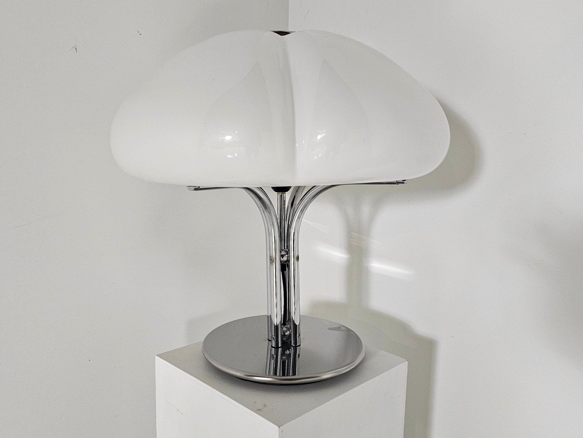 Quadrifoglio Table Lamp by Harvey Guzzini, 1970s Table Lamps