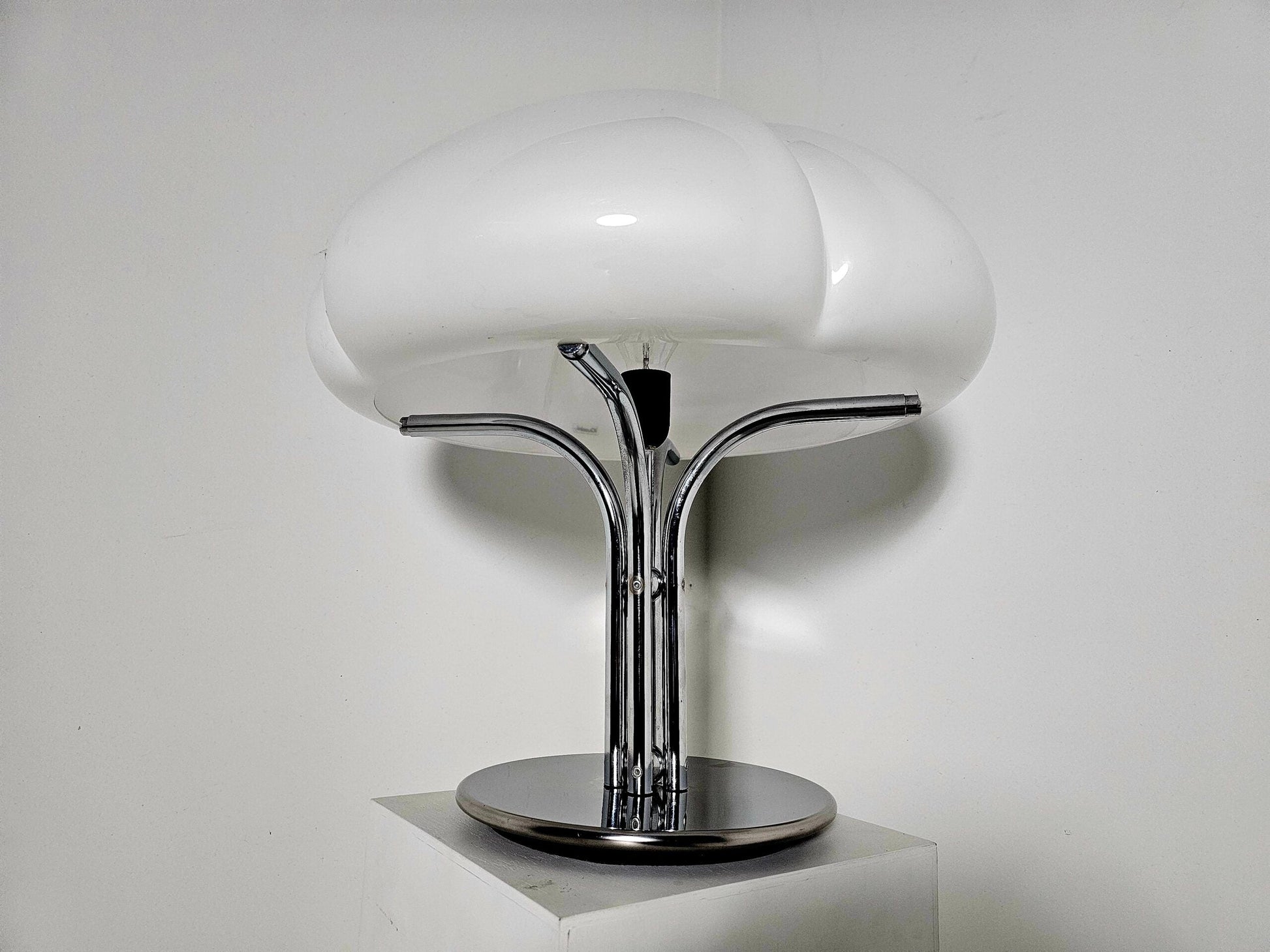 Quadrifoglio Table Lamp by Harvey Guzzini, 1970s Table Lamps