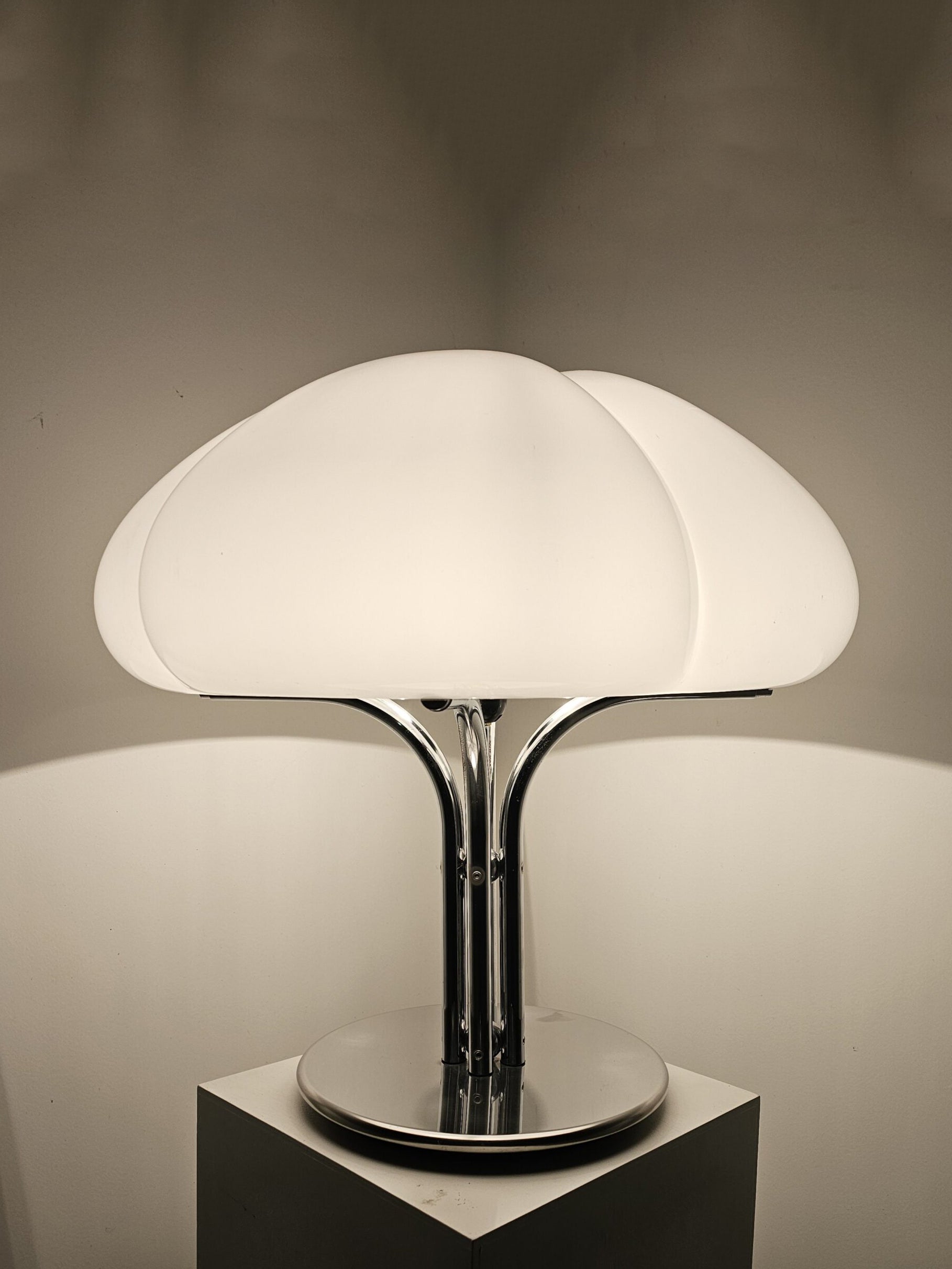 Quadrifoglio Table Lamp by Harvey Guzzini, 1970s Table Lamps