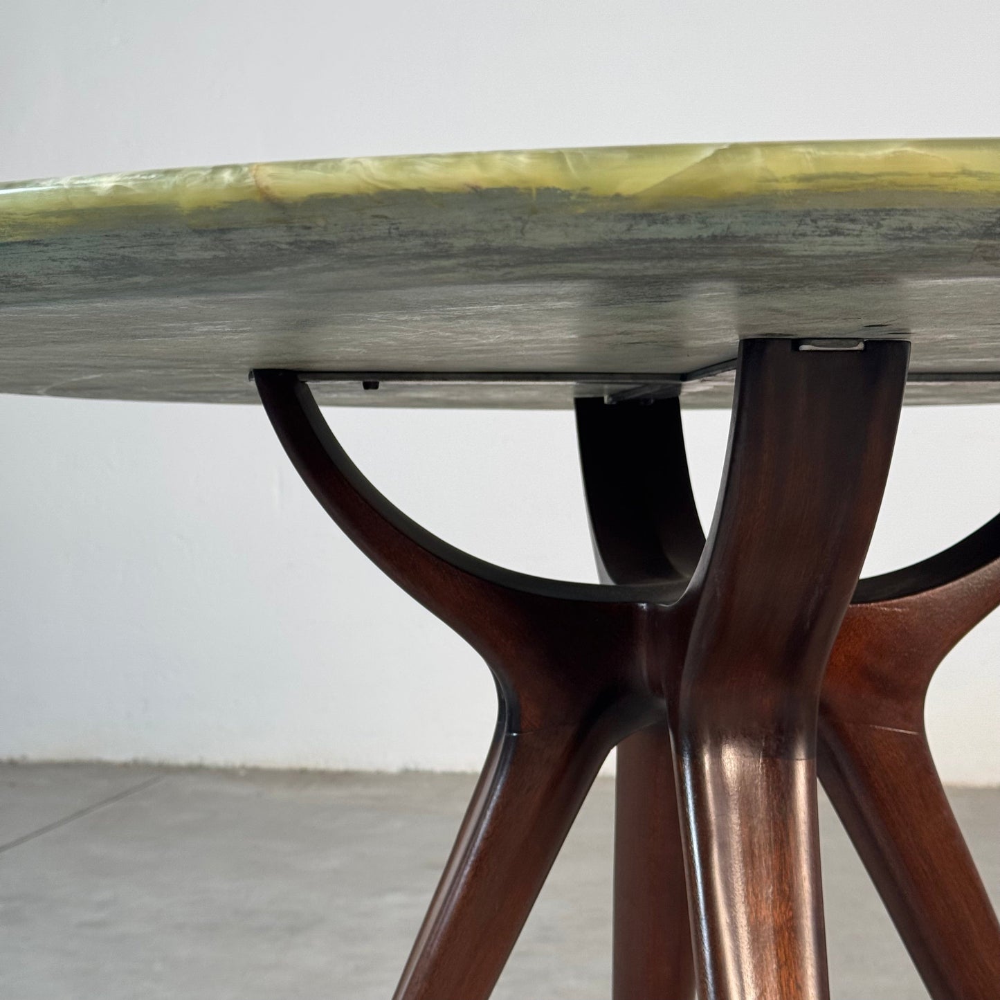 Round Onyx & Solid Walnut Dining Table by Osvaldo Borsani, 1950s Dining Tables