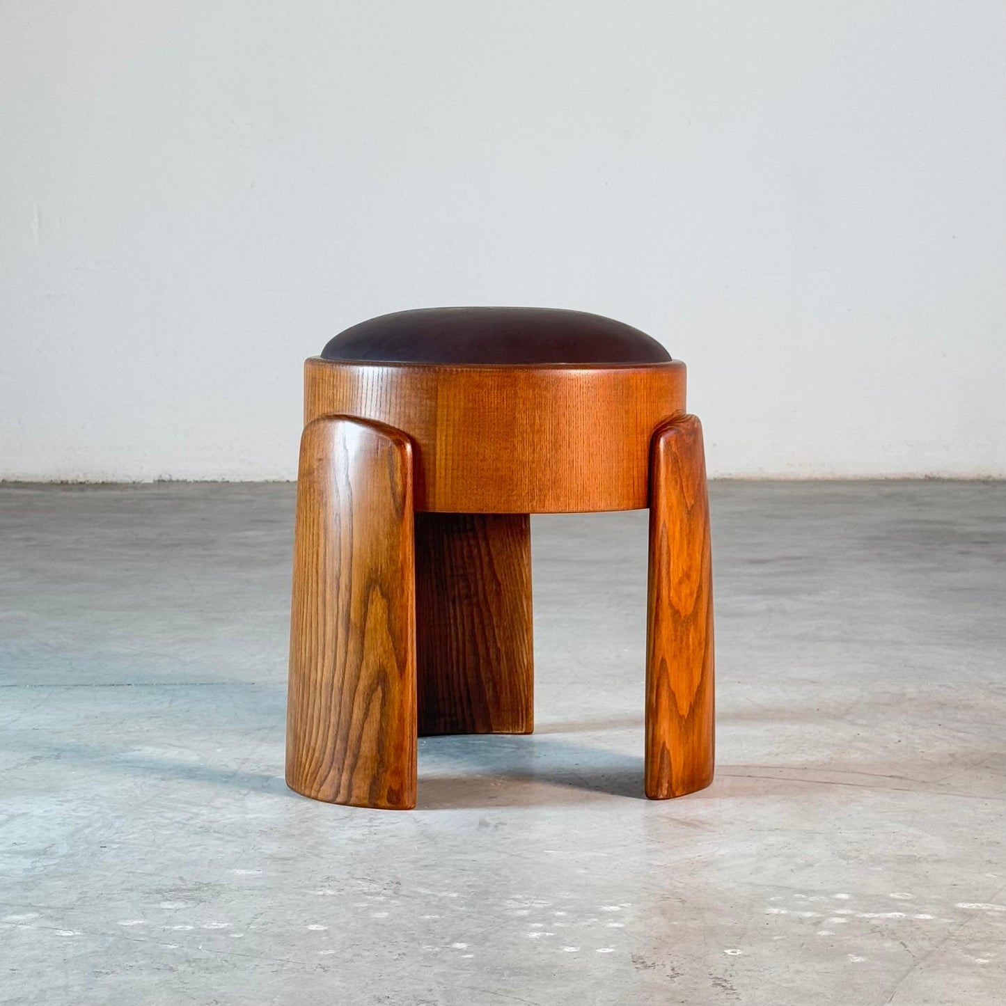 Sculptural Stool in Ash Wood with Dark Brown Waxed Leather by Forme, Italy Stools