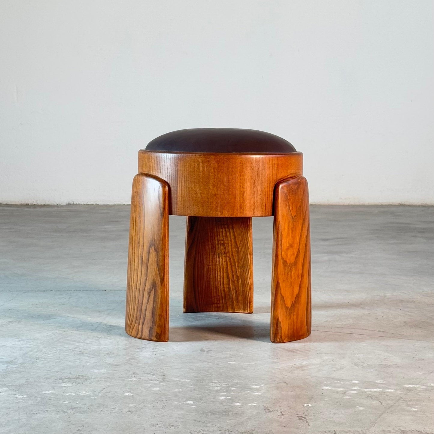 Sculptural Stool in Ash Wood with Dark Brown Waxed Leather by Forme, Italy Stools