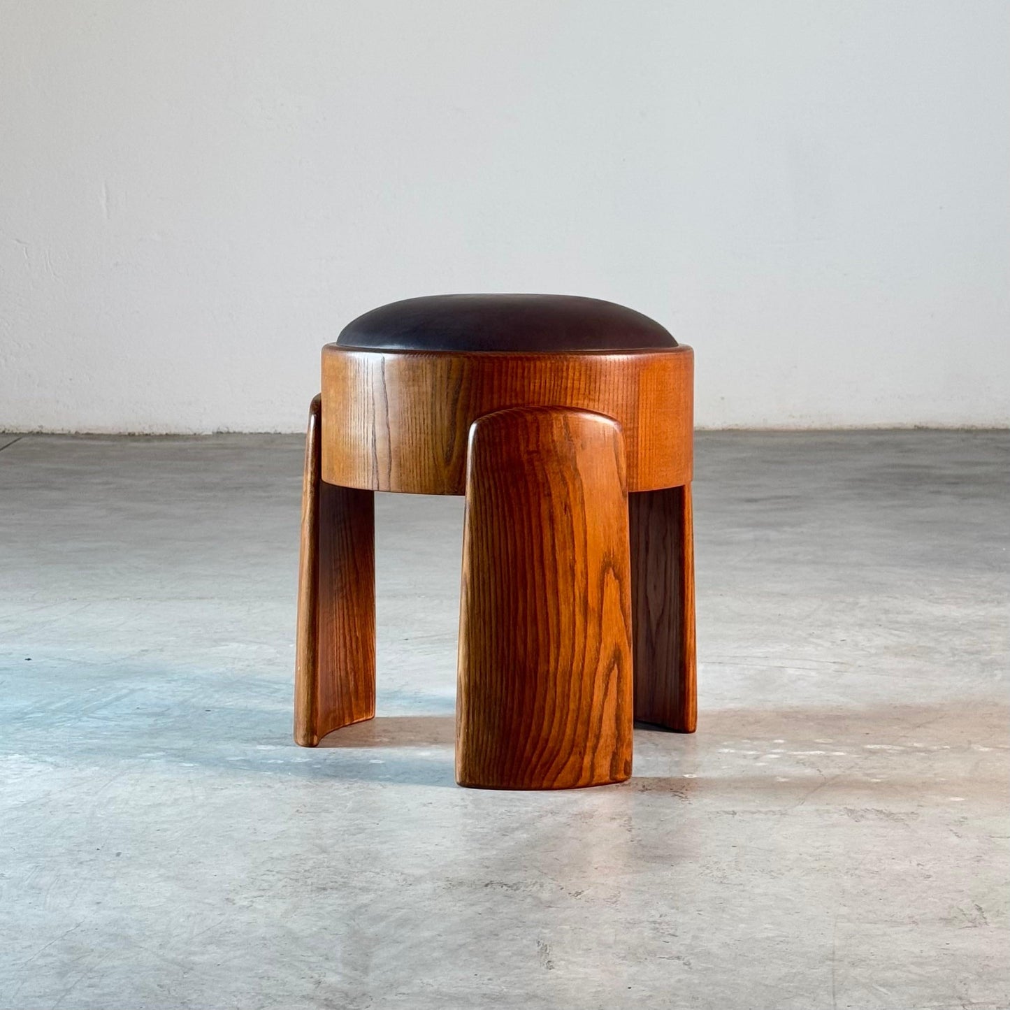 Sculptural Stool in Ash Wood with Dark Brown Waxed Leather by Forme, Italy Stools