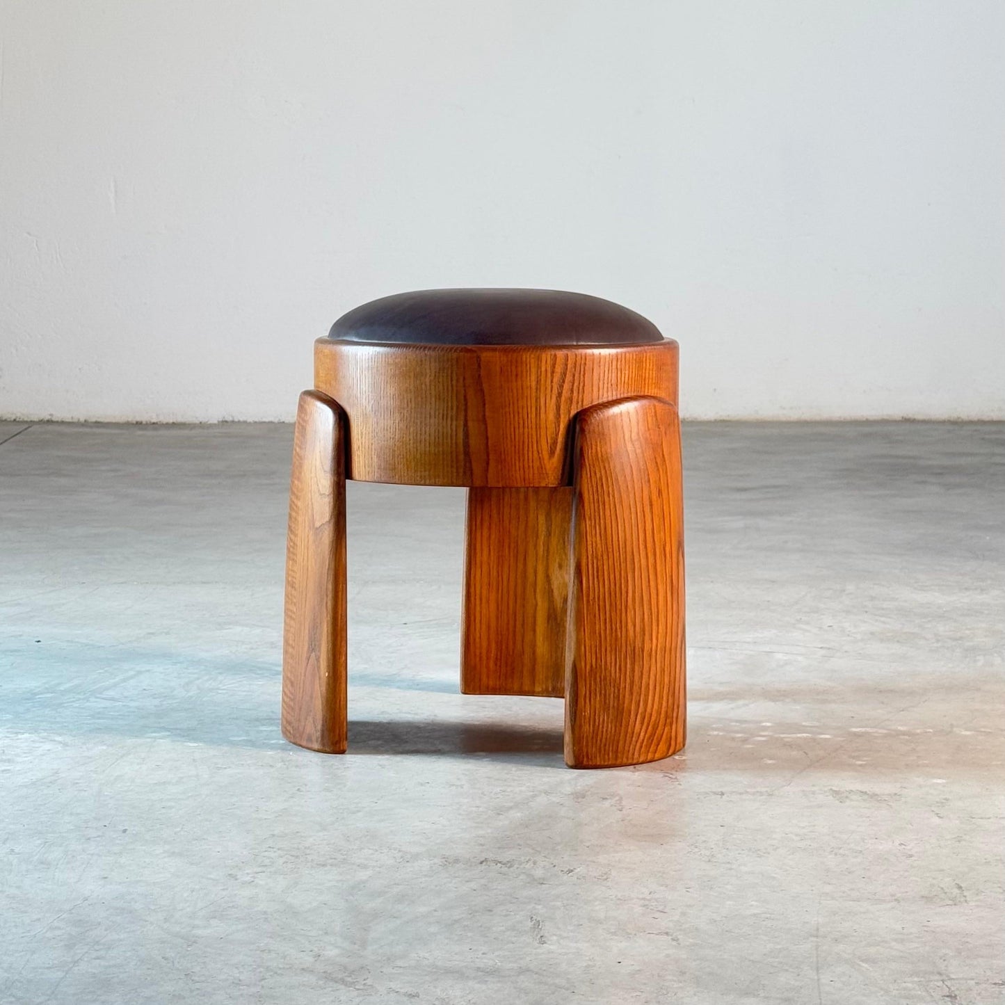 Sculptural Stool in Ash Wood with Dark Brown Waxed Leather by Forme, Italy Stools
