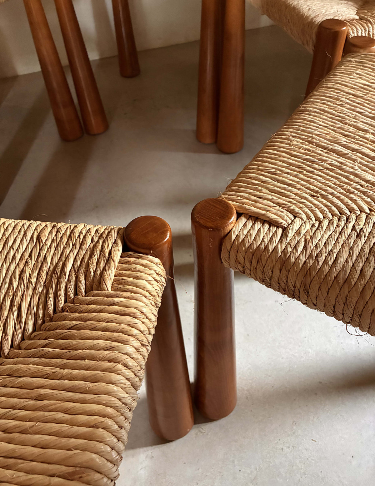 Alessandro Becchi "Toscanolla" dining chair for Giovannetti, detail of the turned ashwood legs and straw seat