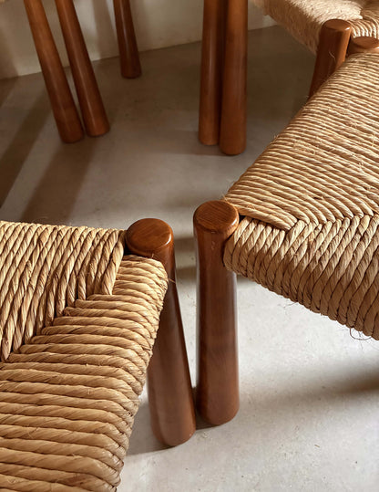 Alessandro Becchi "Toscanolla" dining chair for Giovannetti, detail of the turned ashwood legs and straw seat