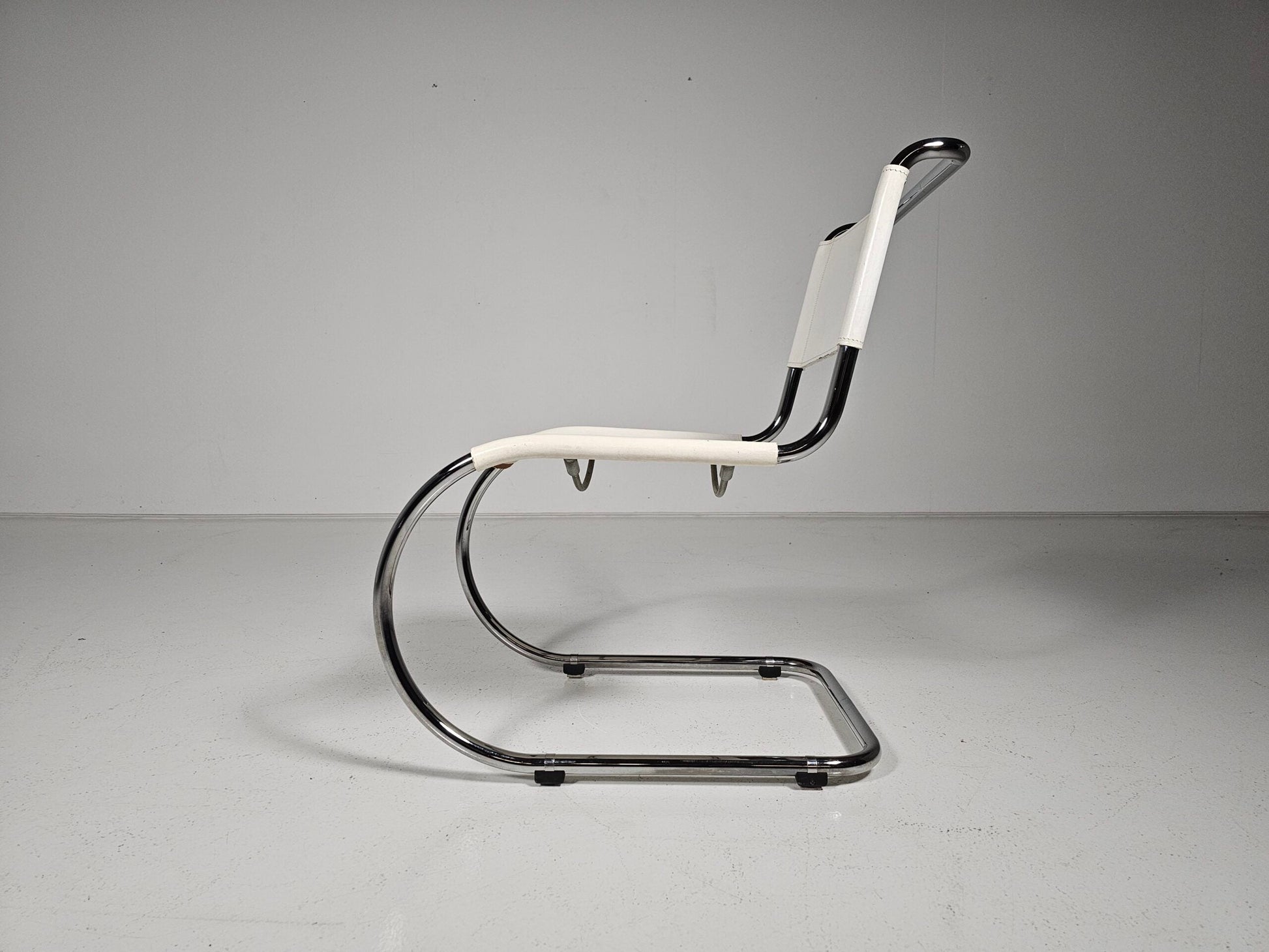 Set of 6 Mies Van Der Rohe MR10 White Cantilever Dining Chairs for Thonet, 1980s Dining Chairs