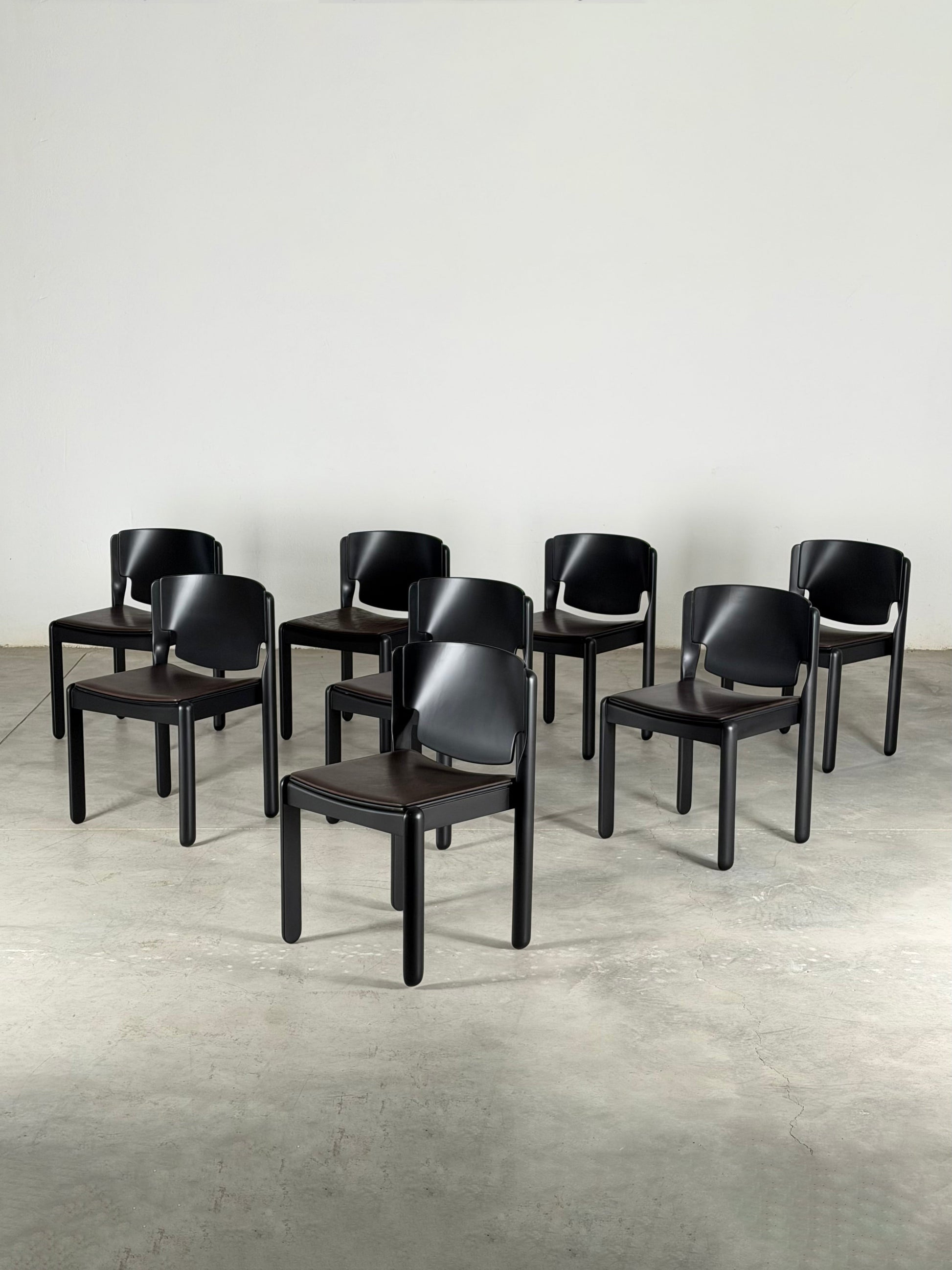 Set of 8 "Model 122" Dining Room Chairs by Vico Magistretti for Cassina 1970s Dining Chairs
