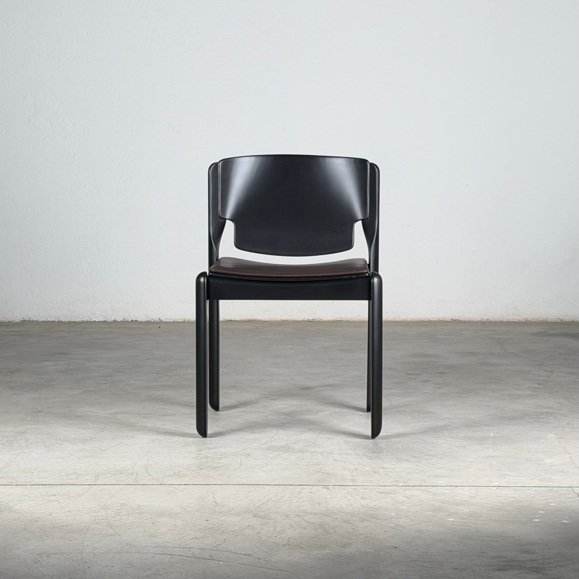 Set of 8 "Model 122" Dining Room Chairs by Vico Magistretti for Cassina 1970s Dining Chairs