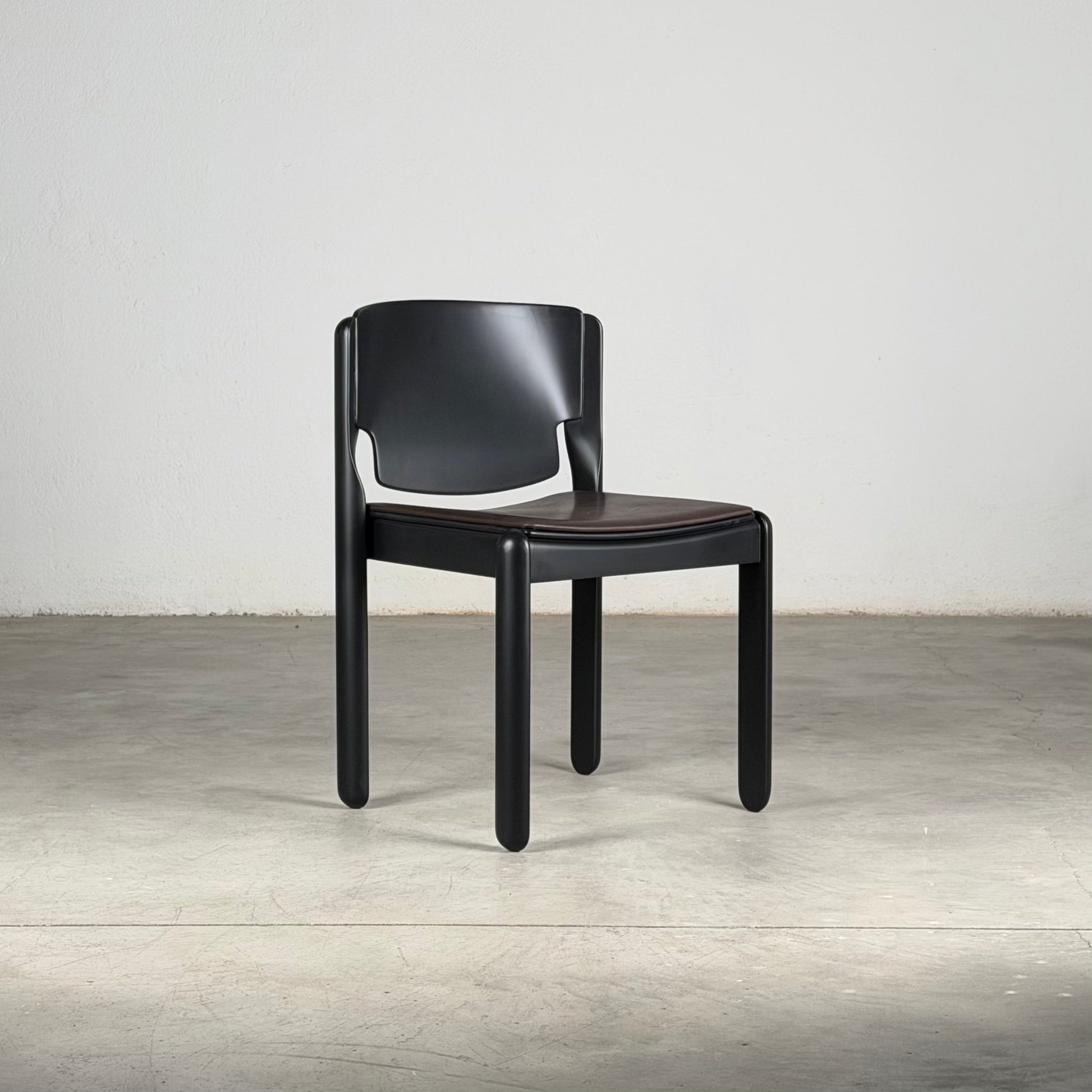 Set of 8 "Model 122" Dining Room Chairs by Vico Magistretti for Cassina 1970s Dining Chairs