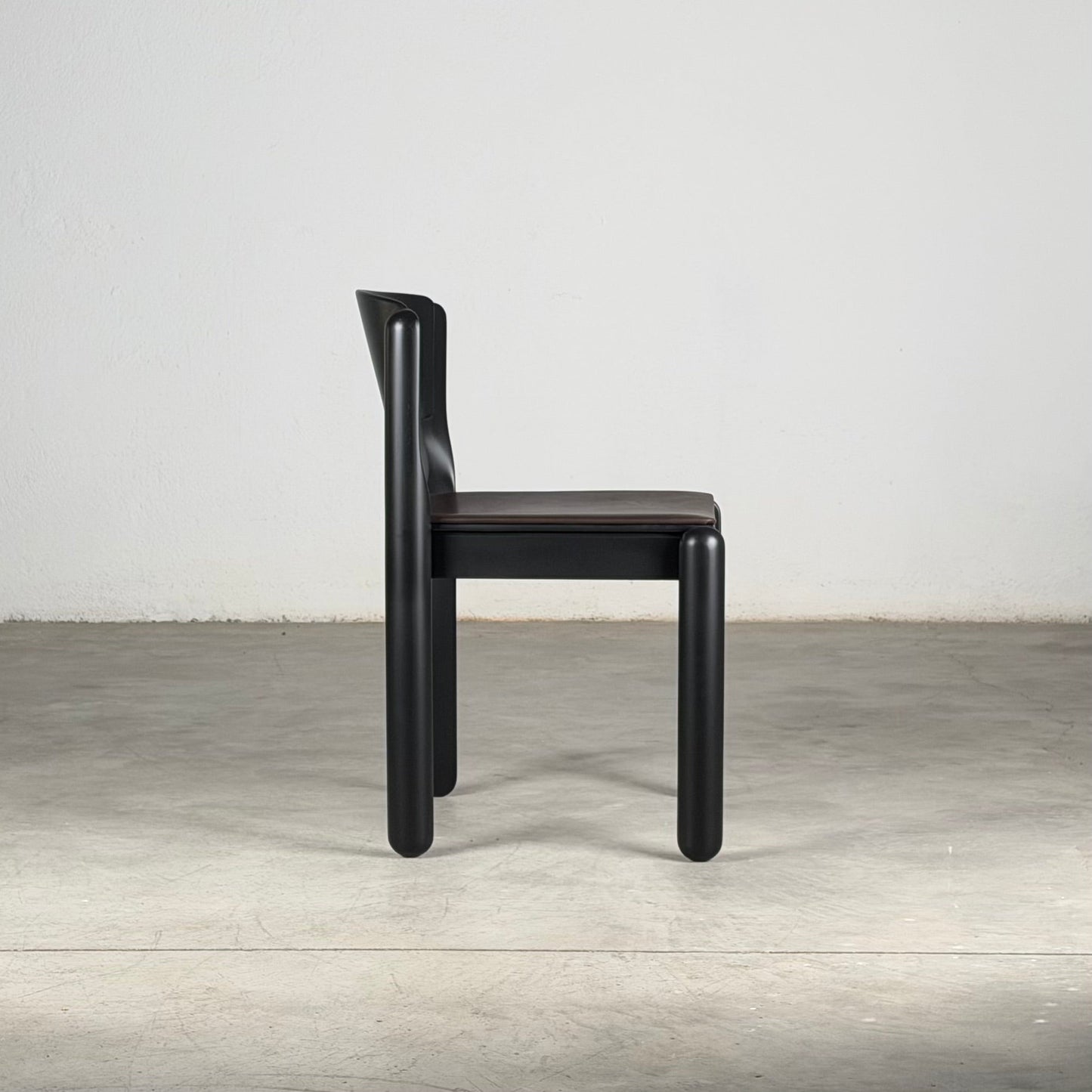 Set of 8 "Model 122" Dining Room Chairs by Vico Magistretti for Cassina 1970s Dining Chairs