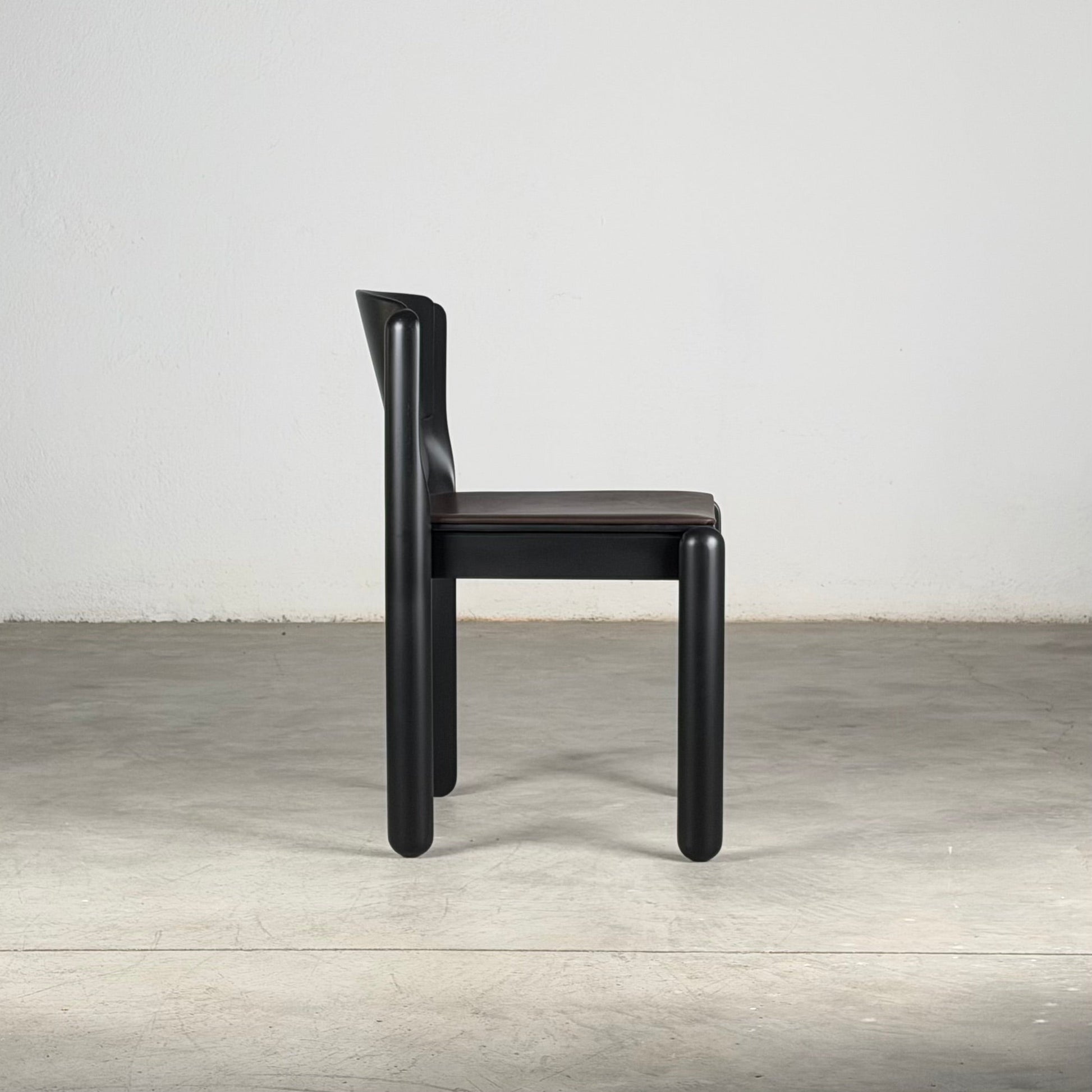 Set of 8 "Model 122" Dining Room Chairs by Vico Magistretti for Cassina 1970s Dining Chairs
