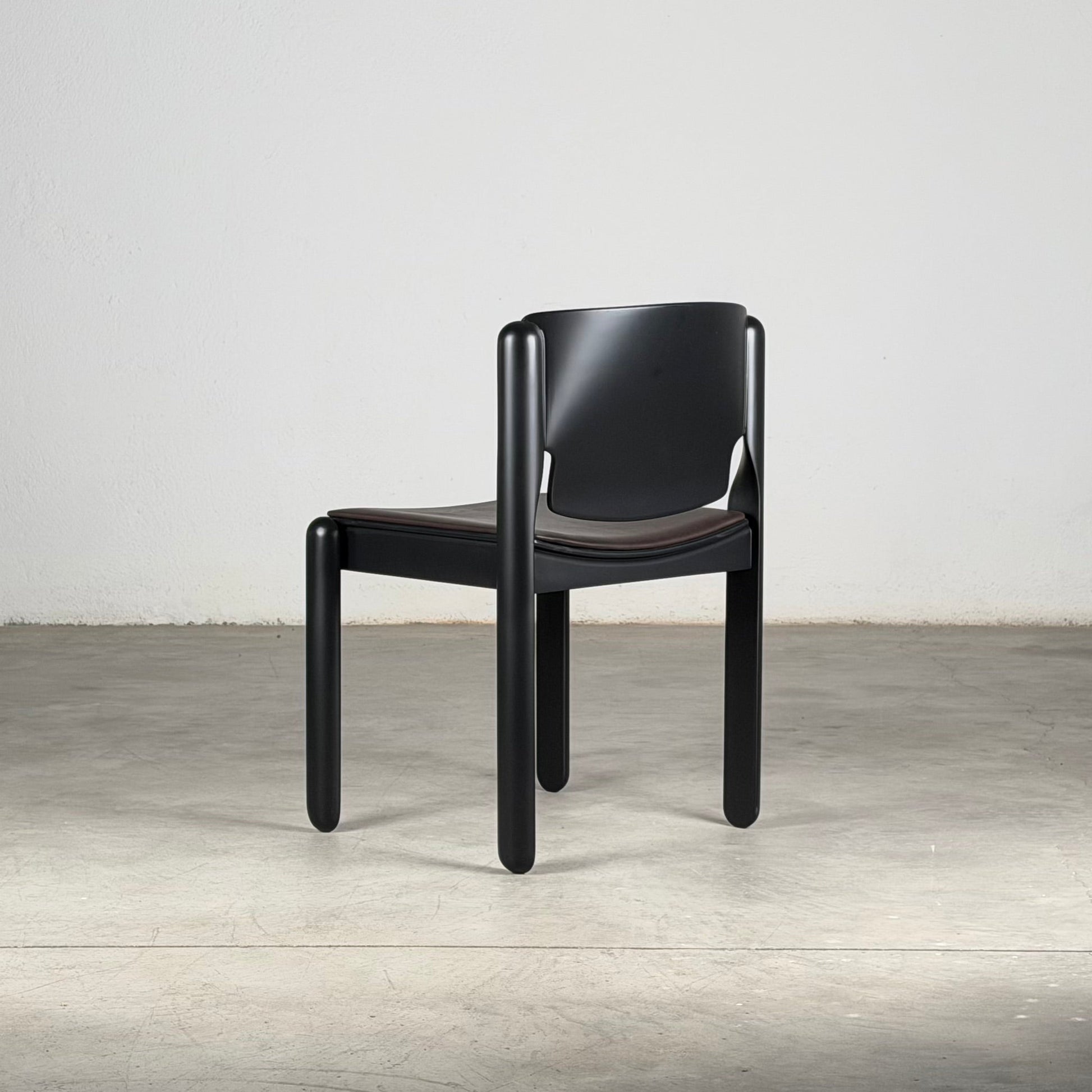 Set of 8 "Model 122" Dining Room Chairs by Vico Magistretti for Cassina 1970s Dining Chairs