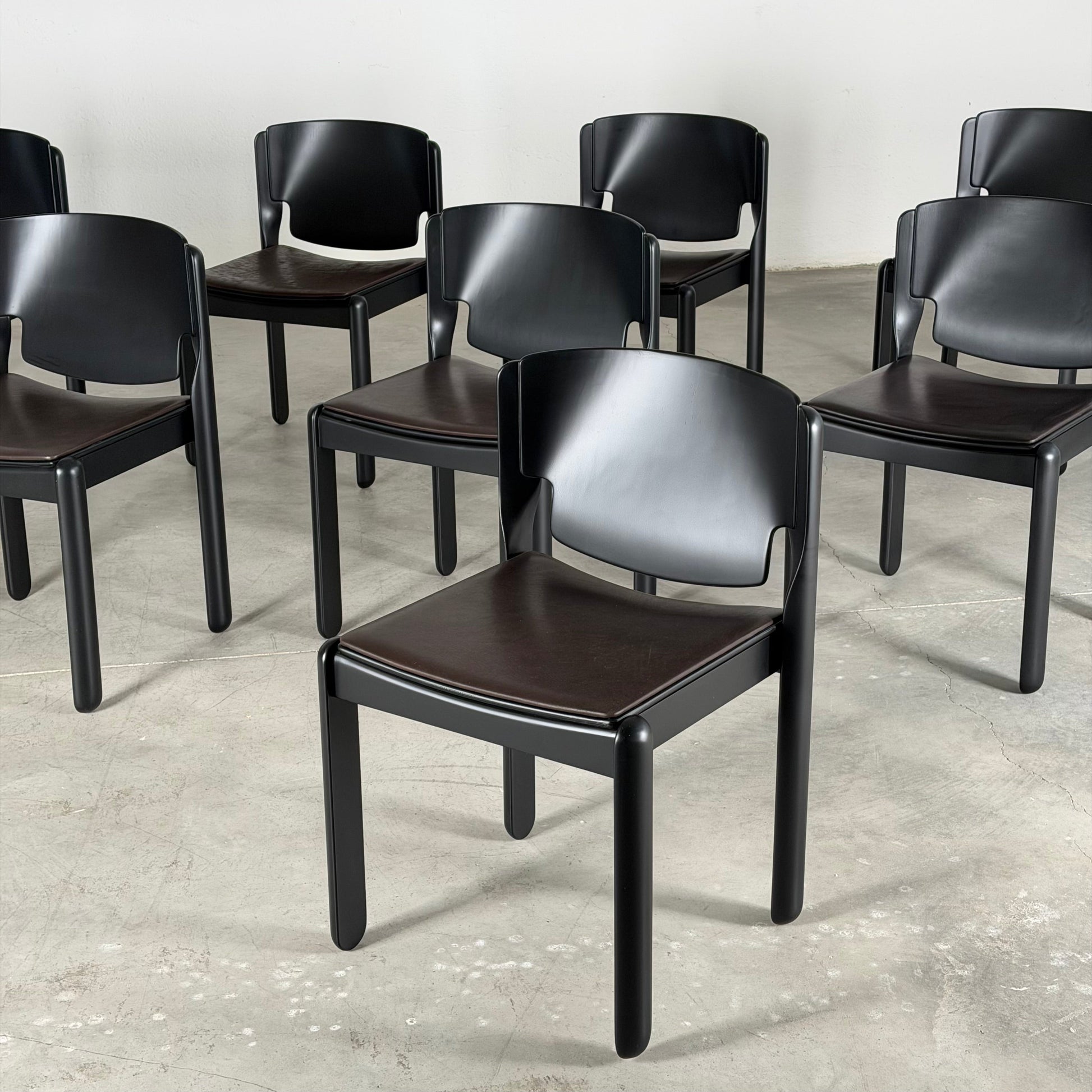 Set of 8 "Model 122" Dining Room Chairs by Vico Magistretti for Cassina 1970s Dining Chairs