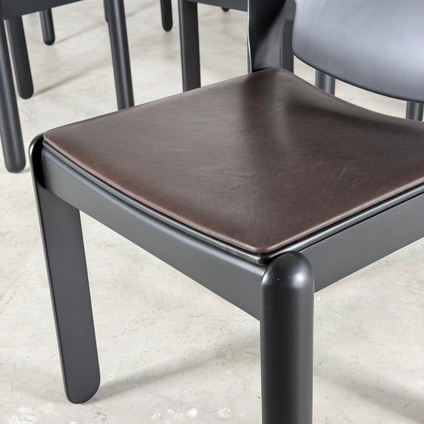 Set of 8 "Model 122" Dining Room Chairs by Vico Magistretti for Cassina 1970s Dining Chairs