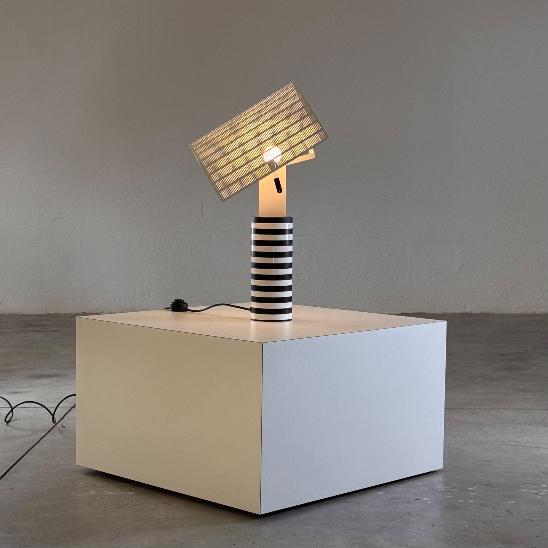 Lampe à poser Shogun par Mario Botta pour Artemide années 80 Lampe à poser Shogun par Mario Botta pour Artemide années 80