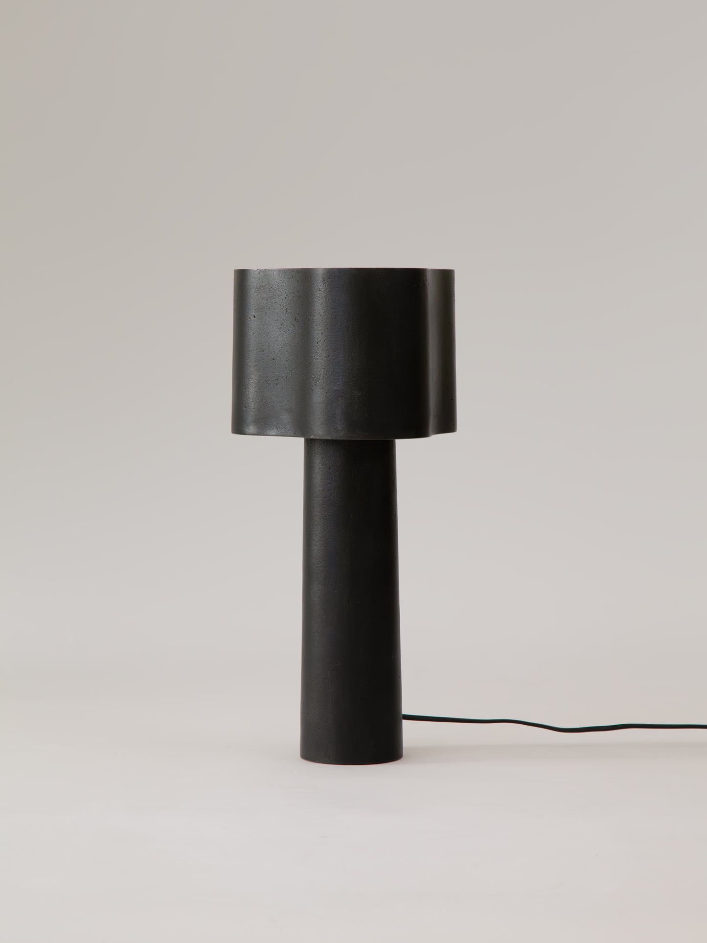 Lampe de table Coy en patine noire par STEM