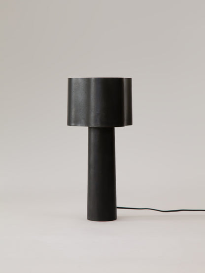 Lampe de table Coy en patine noire par STEM