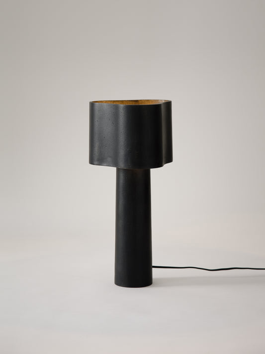 Lampe de table Coy en patine noire par STEM