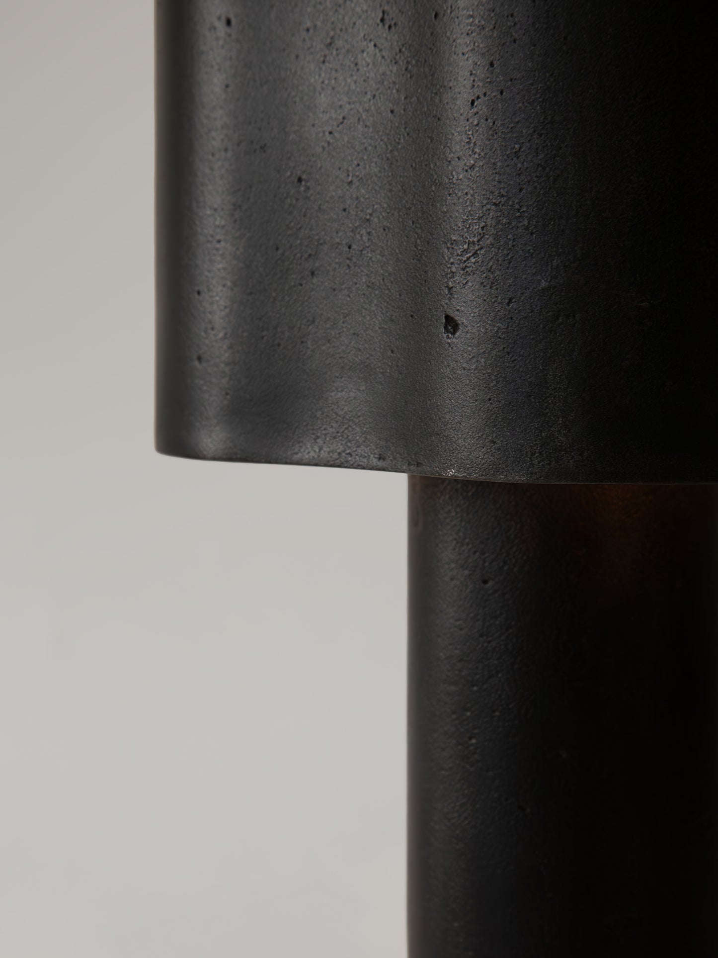 Lampe de table Coy en patine noire par STEM