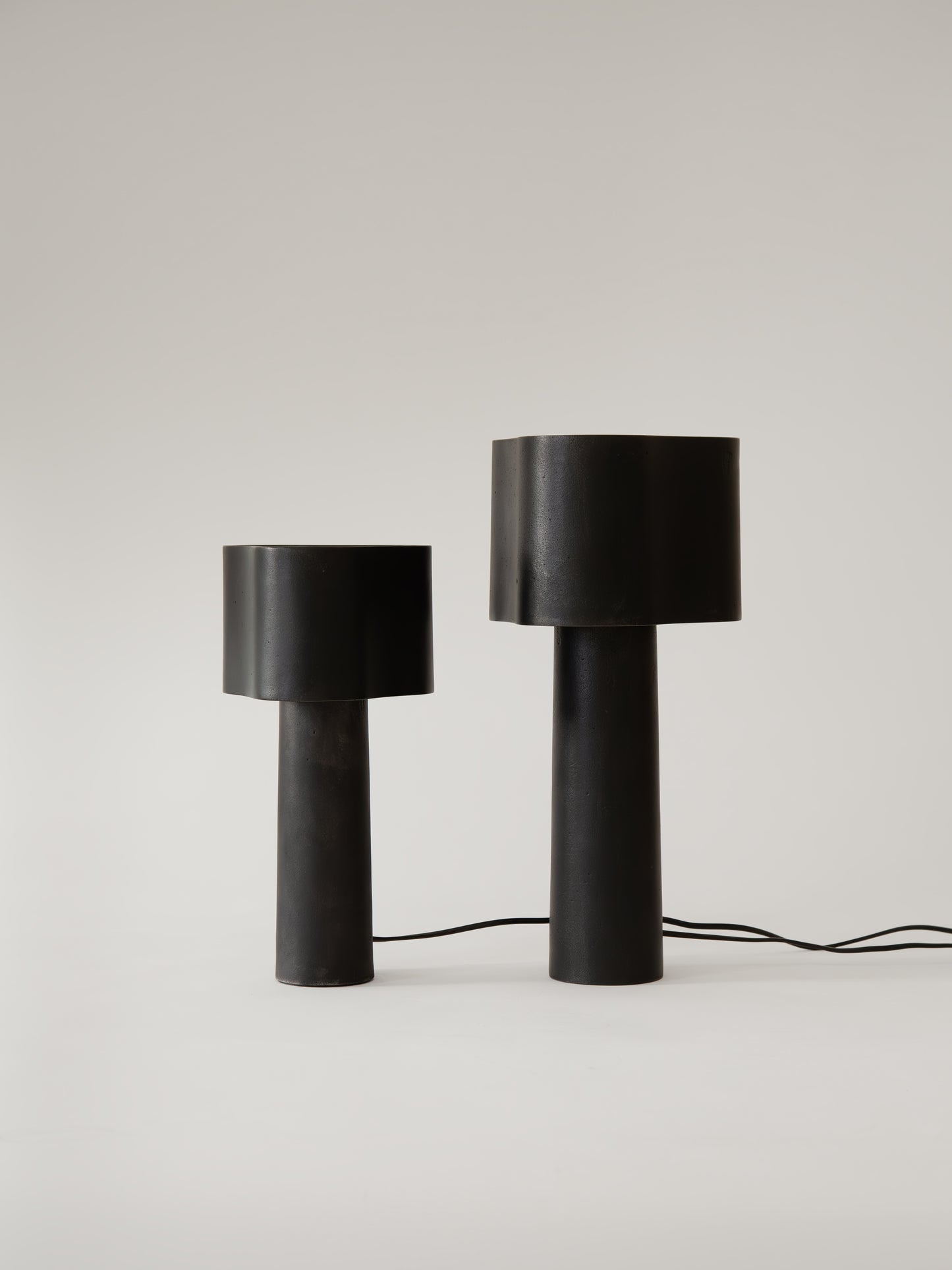 Lampe de table Coy en patine noire par STEM