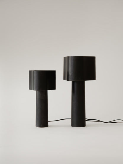 Lampe de table Coy en patine noire par STEM