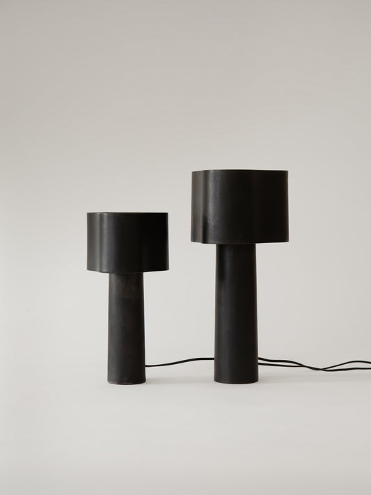 Lampe de table Coy en patine noire par STEM