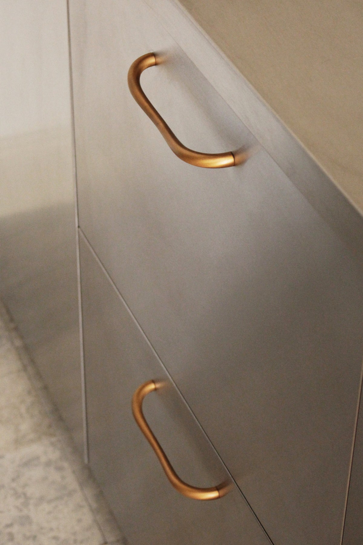 Suave Handle - Amber Brass Hardware