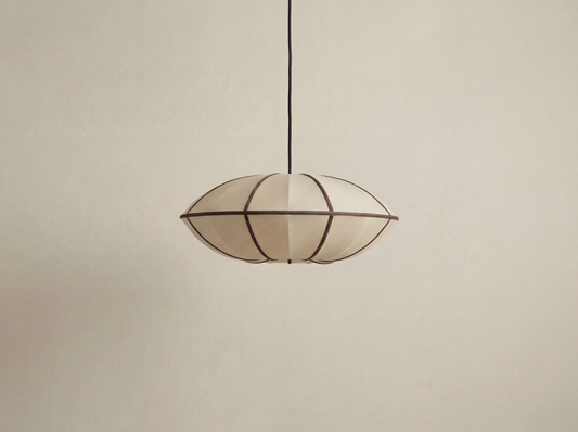 Pendentif classique en soie UFO avec ruban noir par Oi Soi Oi