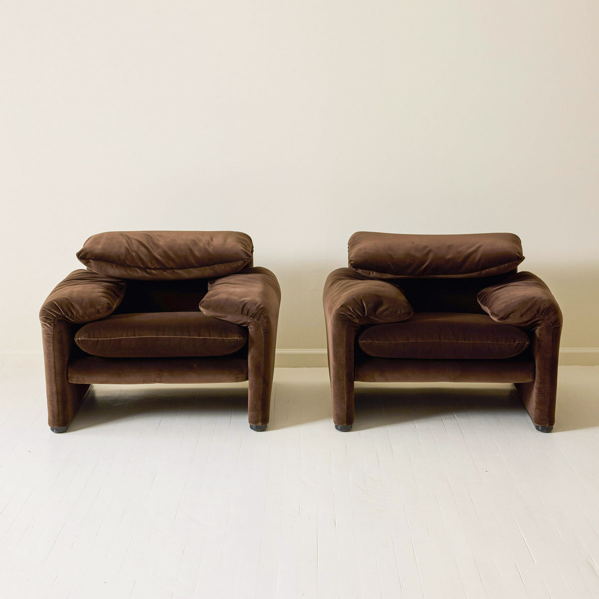 Vico Magistretti "Maralunga" Chair in Velvet, Cassina, A Pair, 1970s Chairs