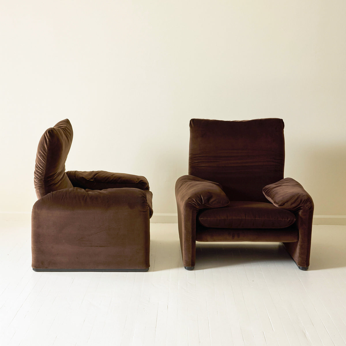 Vico Magistretti "Maralunga" Chair in Velvet, Cassina, A Pair, 1970s Chairs