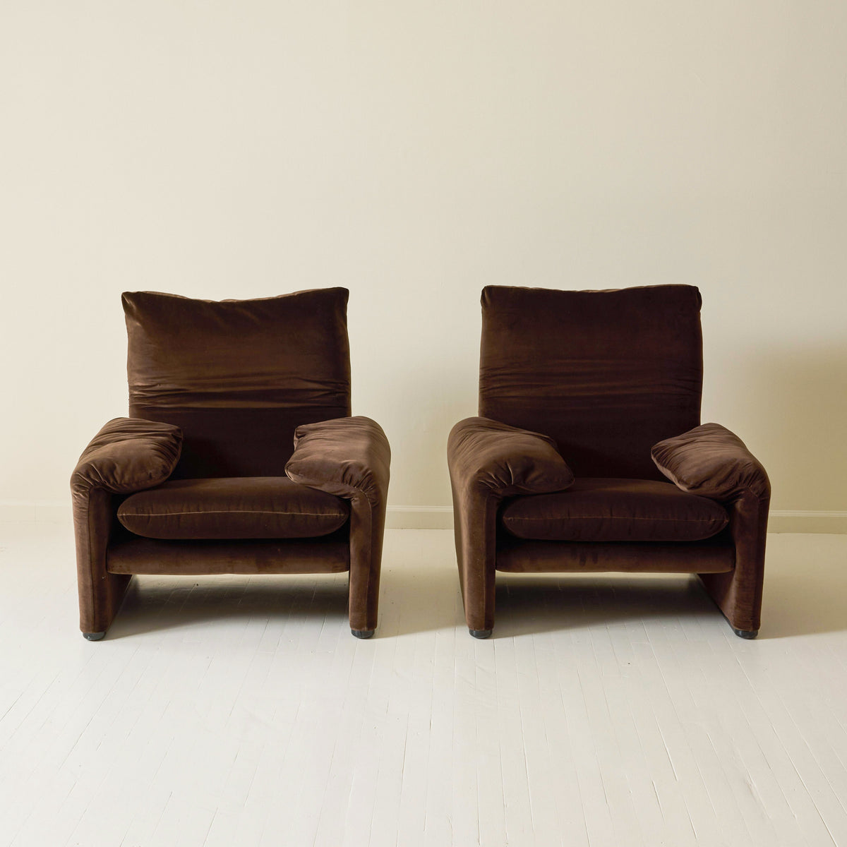 Vico Magistretti "Maralunga" Chair in Velvet, Cassina, A Pair, 1970s Chairs