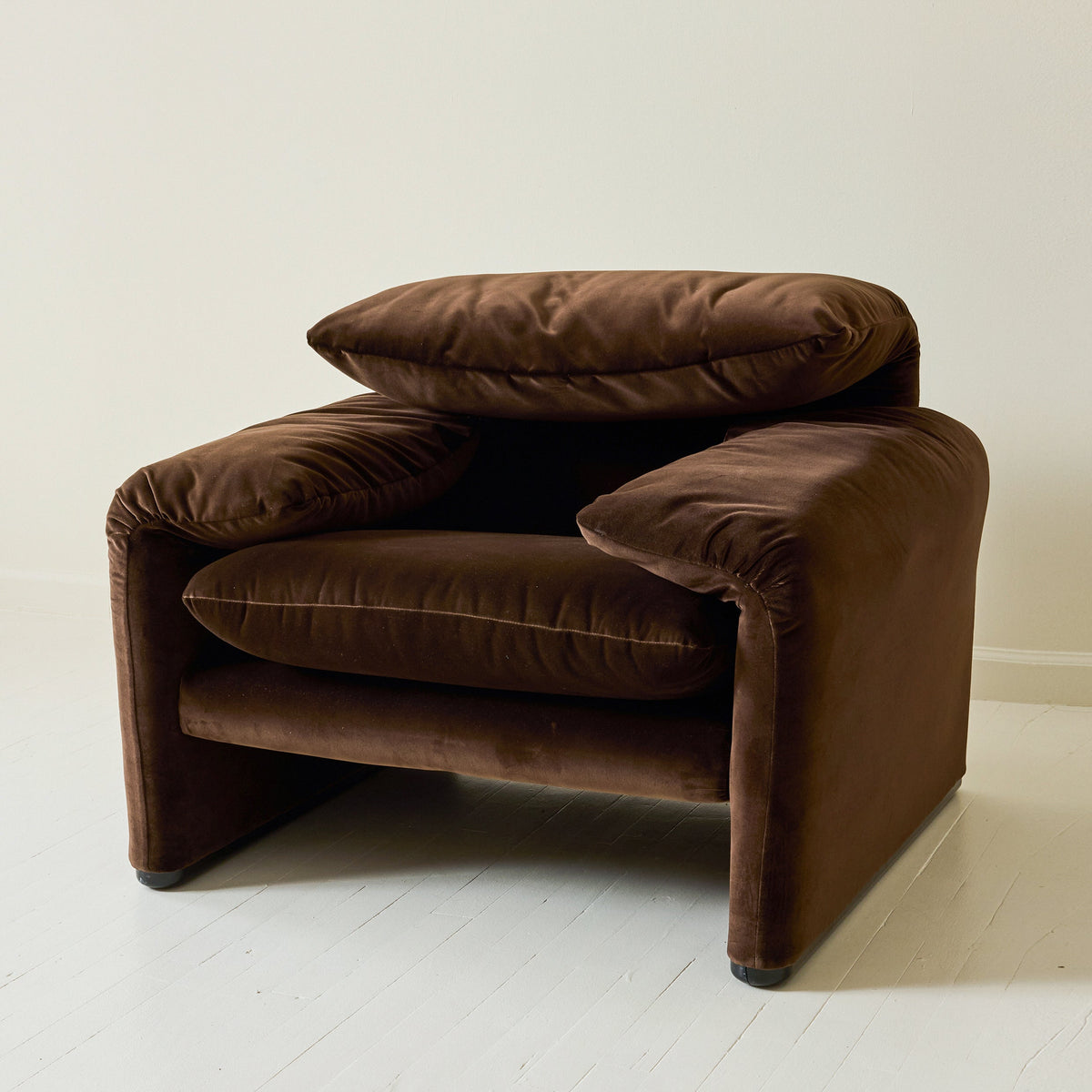 Vico Magistretti "Maralunga" Chair in Velvet, Cassina, A Pair, 1970s Chairs