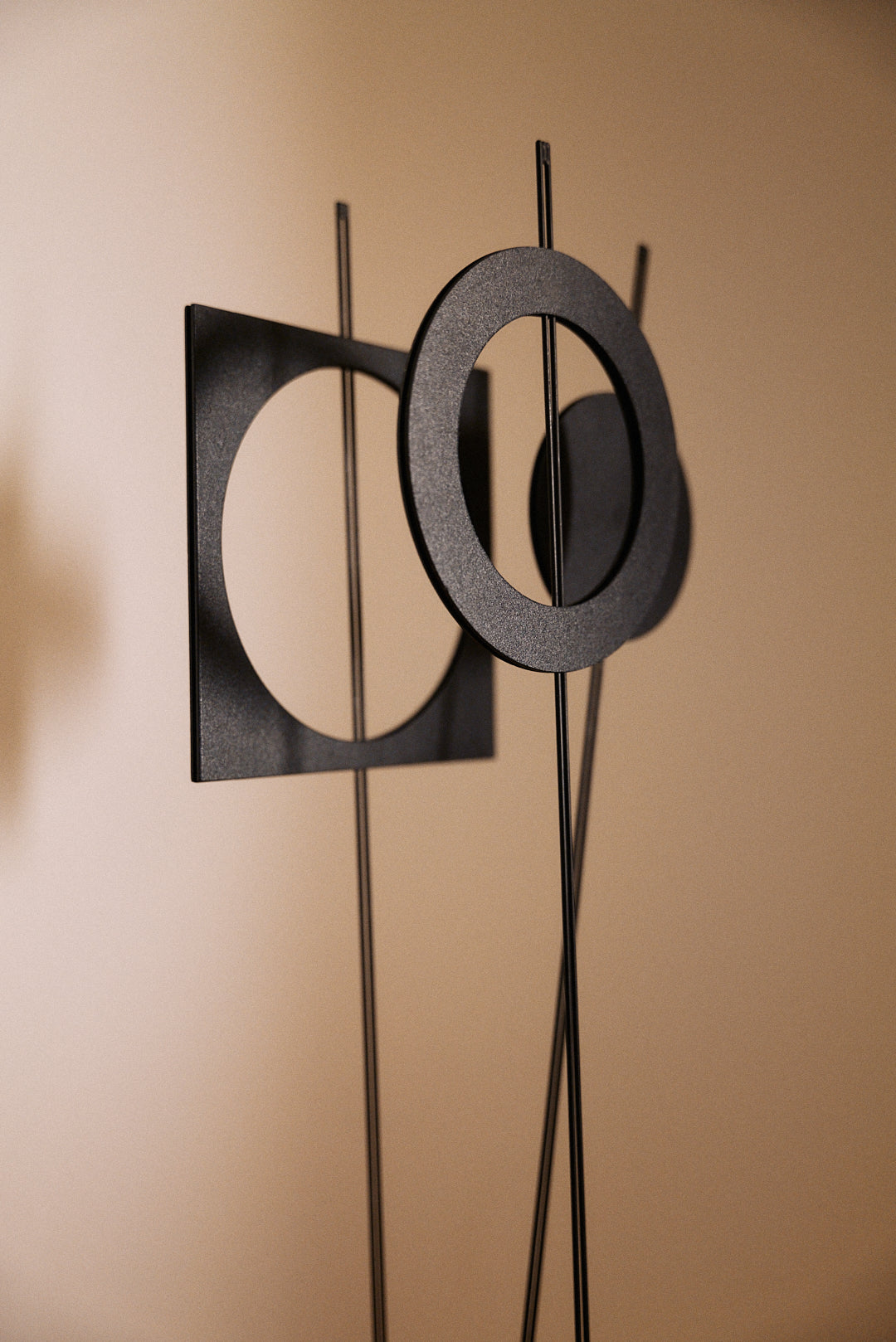 Arnulf Hoffmann kinetic mobile in Plexiglas and black lacquered metal, close view of the black ring and the square frame with its round opening