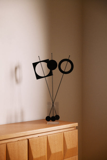 Arnulf Hoffmann kinetic mobile in Plexiglas and black lacquered metal, full view with the ring to the right and the square frame to the left