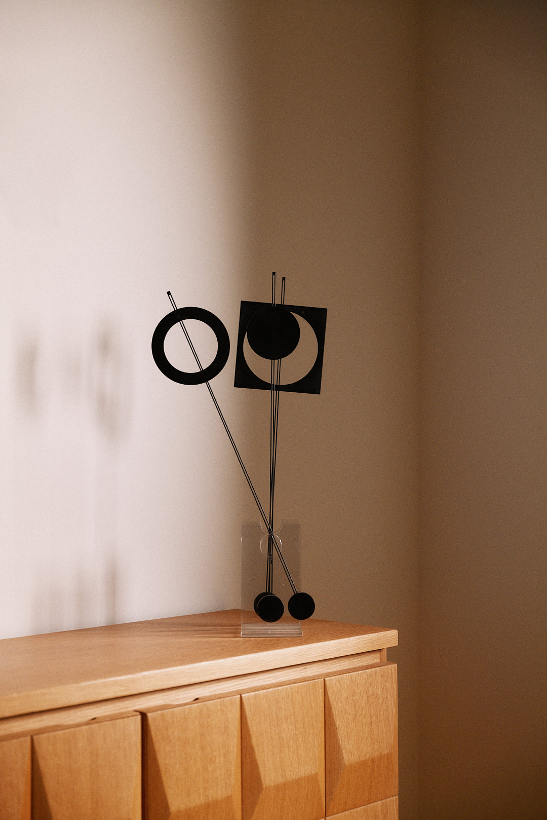Arnulf Hoffmann kinetic mobile in Plexiglas and black lacquered metal, full view with the square frame at the center