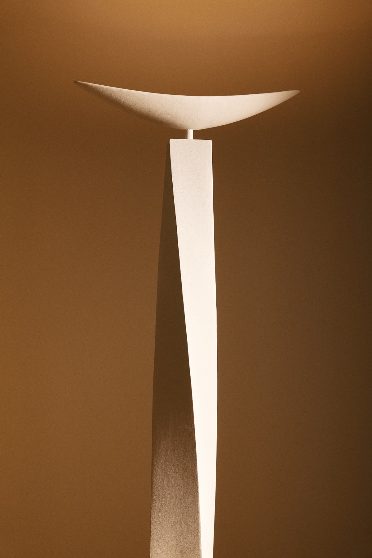 Alexander plaster floor lamp, view of the dish above the tapering column