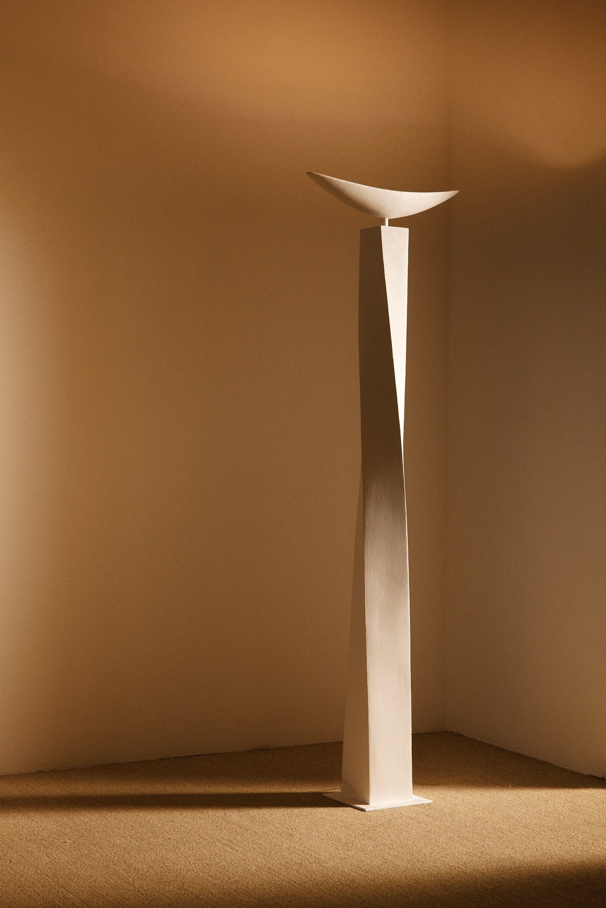 Alexander plaster floor lamp, front view of the twisted column in the corner