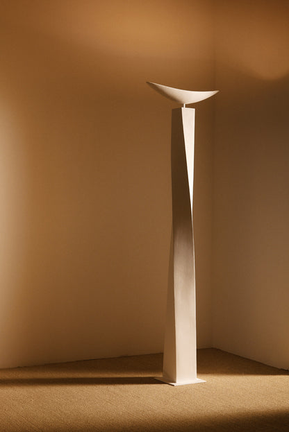 Alexander plaster floor lamp, front view of the twisted column in the corner