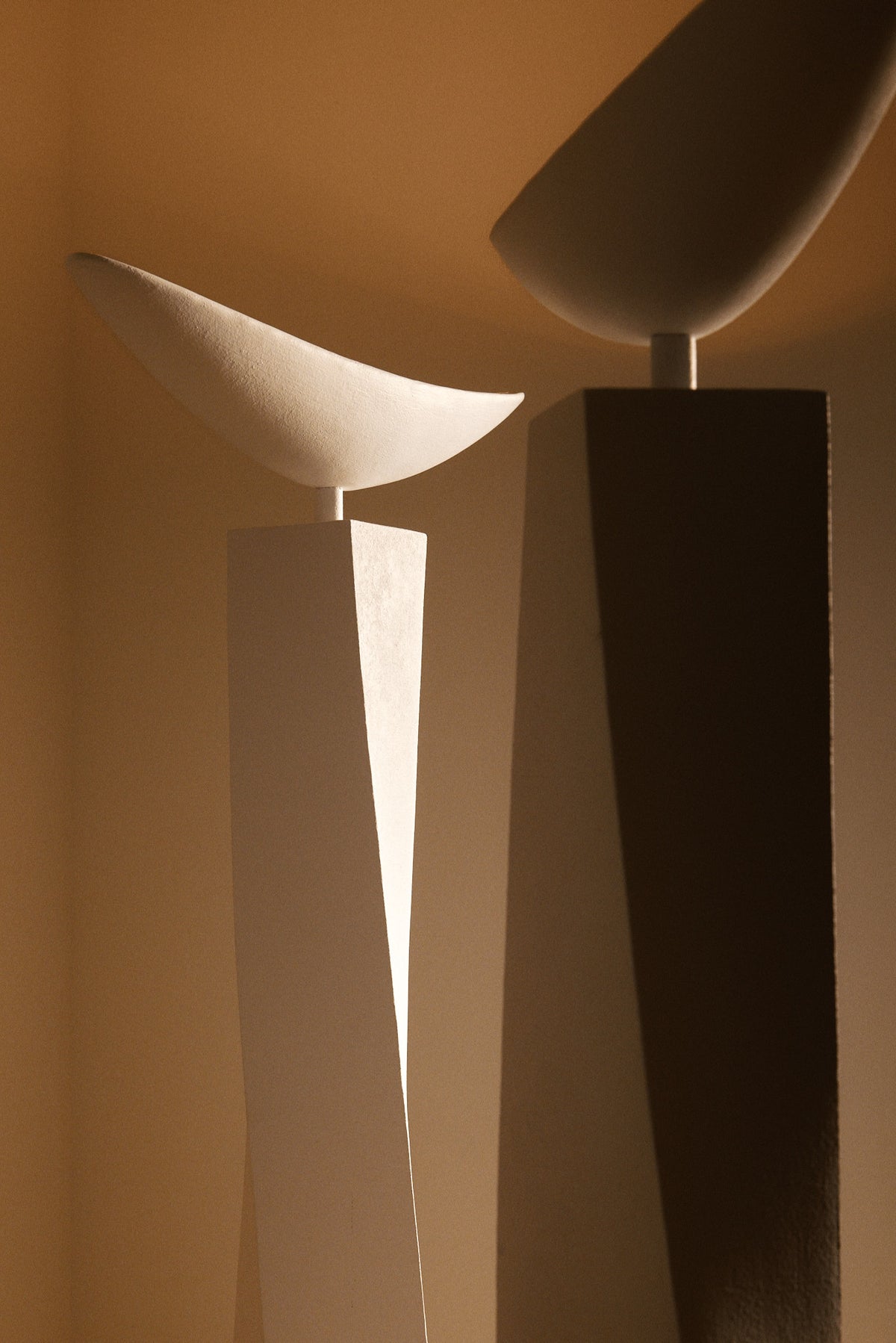 Alexander plaster floor lamp, two lamps seen from the front and the side