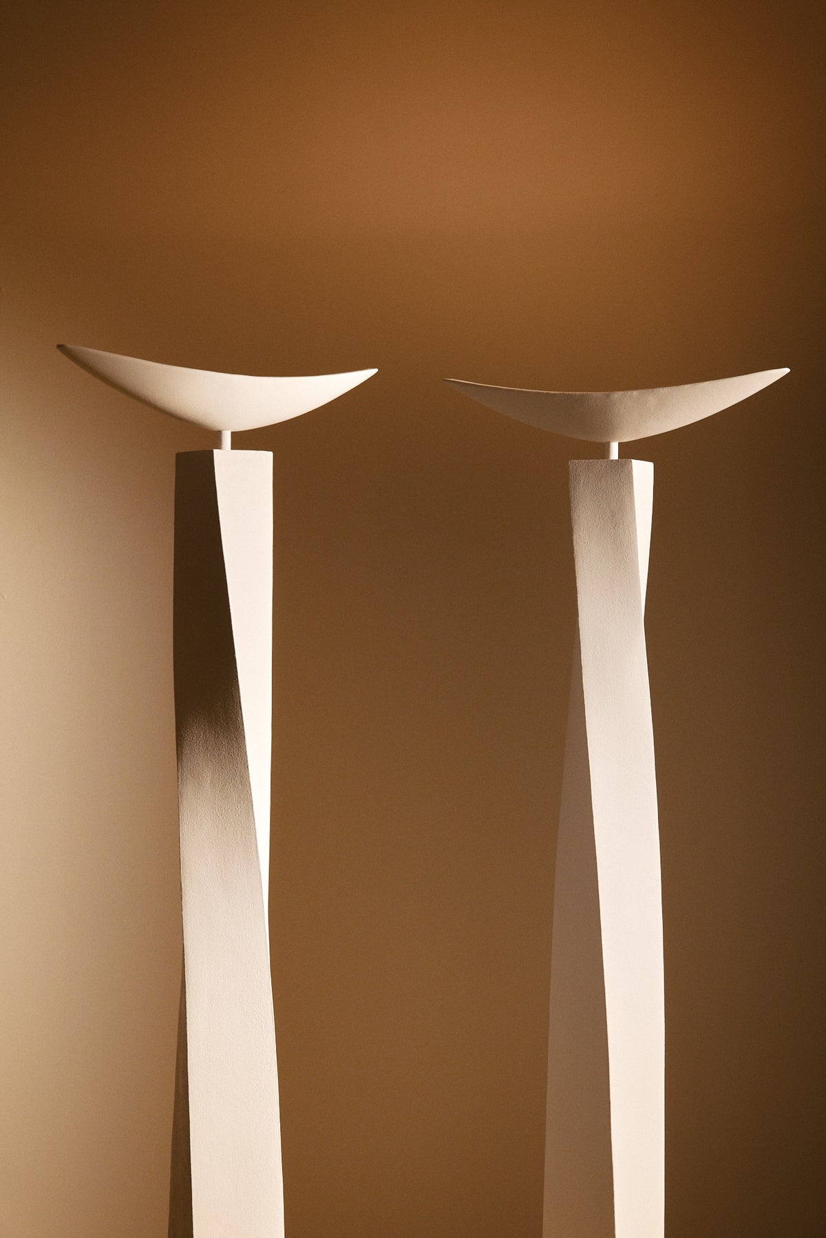 Alexander plaster floor lamp, view of two lamps with their boat shaped dishes