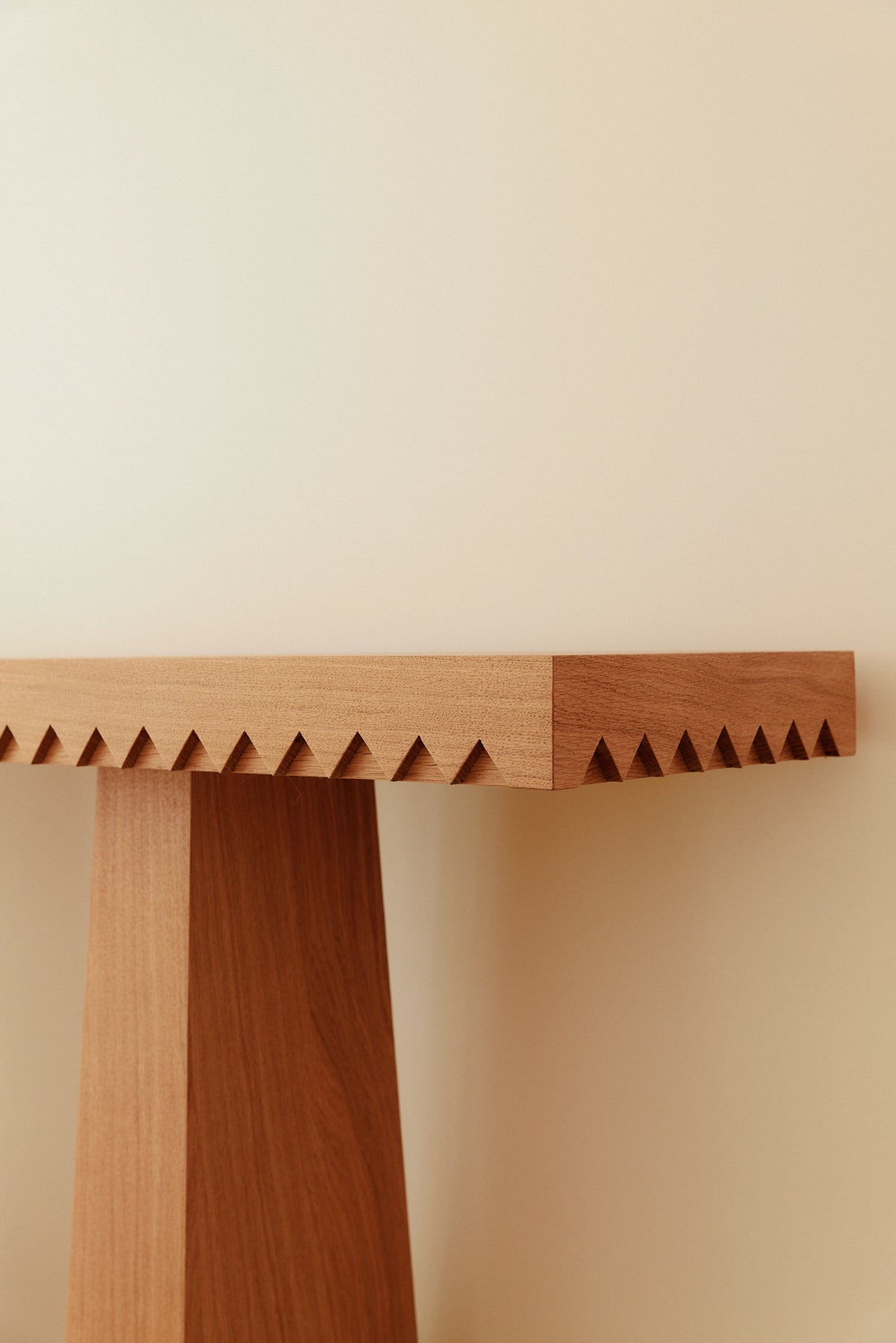 Baga oak console table, view of a leg and the toothed edge