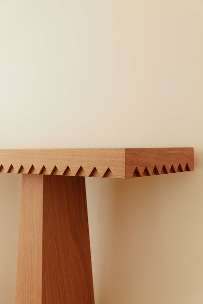 Baga oak console table, view of a leg and the toothed edge